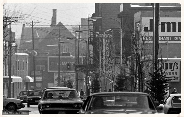 rue Bank entre les rue James et l'avenue Gladstone vers 1970.