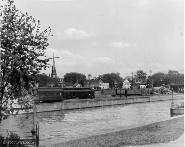 Canal Rideau avec l'Église Sacré-Coeur en arrière plan
