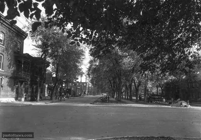 King-Edward avenue in 1950 with kids playing in the green medians of the road.