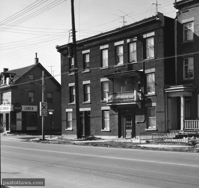 Coin des rues McGeet et Saint-Patrick en Basse-ville d'Ottawa en 1968