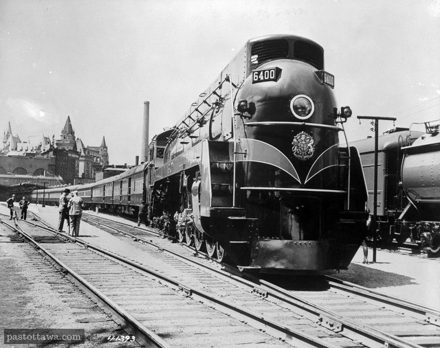 Train quittant la gare Union au centre-ville d'Ottawa