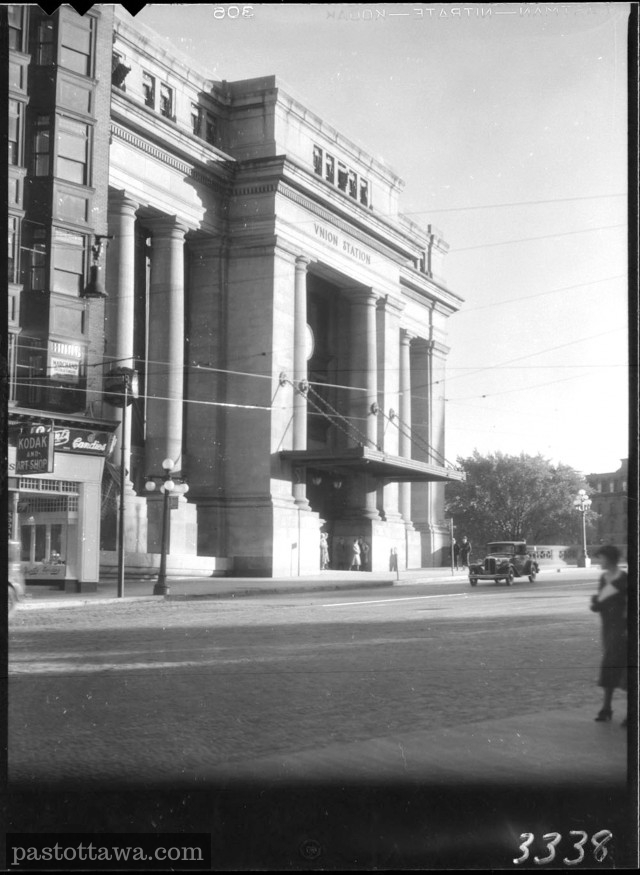 Ancienne gare d'Union à Ottawa avec l'édifice Corry