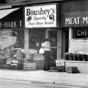 Épicerie de quartier Boushey's sur la rue Elgin à Ottawa vers 1970