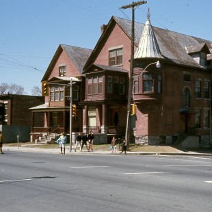 Ancien bâtiment au coin des rues Chapel et Rideau à Ottawa en 1968.