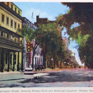 Rue Wellington à Ottawa avec l'Embassade américaine et le Club Rideau