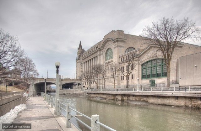 Canal Rideau avec l'édifice de l'ancienne Gare Union