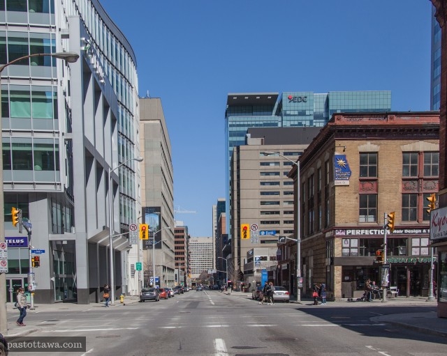 rue Slater avec l'édifice Télus et le Starbucks à Ottawa en 2013