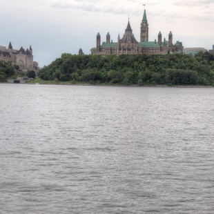 Ottawa Rivier with Parliament Hill in 2013
